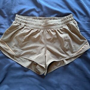 Lululemon Hotty Hot lined low rise shorts - 2.5”